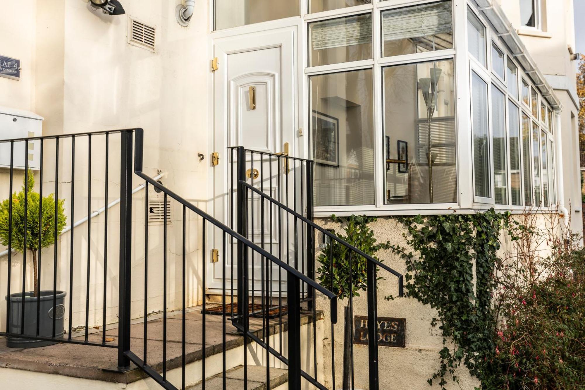 10 Sydenham - By Luxury Apartments Cheltenham Exterior photo
